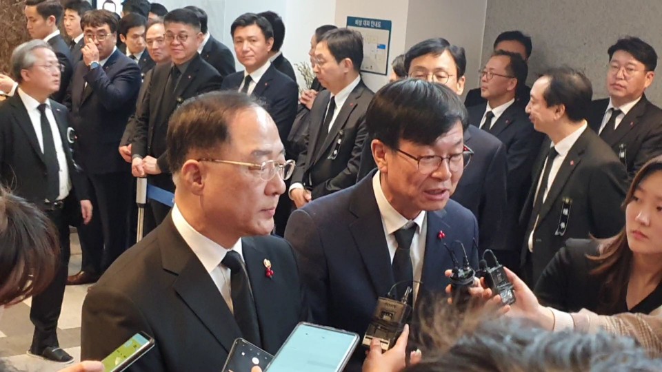 ▲신격호 롯데그룹 명예회장 빈소에 다녀간 홍남기 기획재정부 장관 겸 경제부총리(좌), 김상조 대통령비서실 정책실장(우) (김벼리 기자 kimstar1215@)