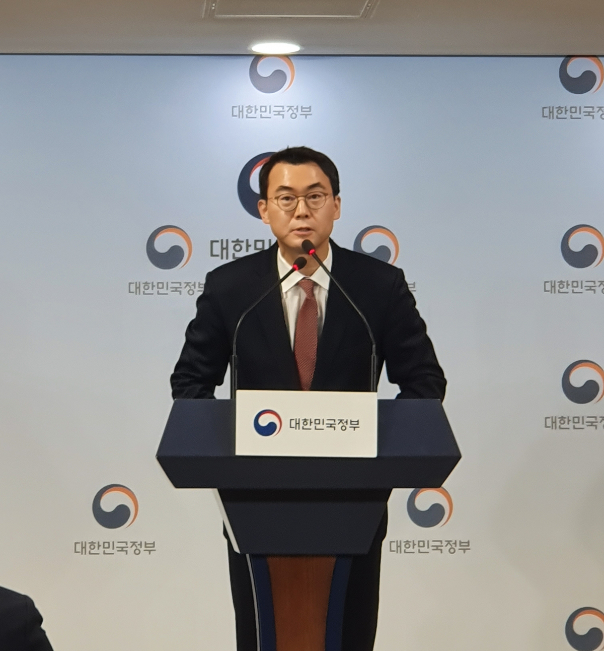 ▲신봉삼 공정거래위원회 경쟁정책국장이 20일 서울정부청사 합동브리핑실에서 3법 시행령 개정안 내용을 설명하고 있다. (이신철 기자 camus16@)