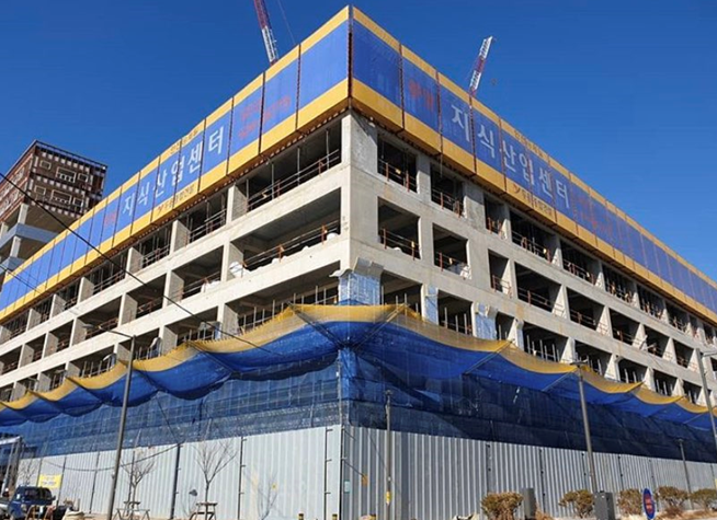 ▲경기도 시흥시에 들어설 예정인 한 지식산업센터 건설 현장. (사진 제공=상가정보연구소)