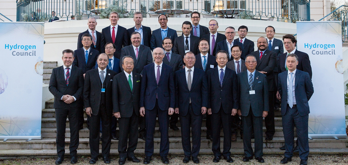 ▲현대차그룹 정의선 수석부회장은 20일(현지 시간) 프랑스 파리에서 열린 수소위원회 연례 CEO 총회에 공동회장으로 참석해 전체회의 시작을 알리는 환영사를 전하고 그룹별 세부 토론을 주재했다. 사진은 정 수석부회장(앞줄 중앙 오른쪽)과 공동 회장사인 에어리퀴드 베누아 포티에 회장(앞줄 중앙 왼쪽) 등 수소위원회 총회에 참석한 글로벌 기업 CEO들의 모습. (사진제공=현대차그룹)