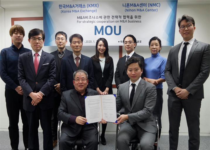 ▲한국M&A거래소(KMX) 이창헌 회장(가운데 왼쪽)과 일본 니혼M&A센터 사이또 한국방문단장(오른쪽)이 서울 KMX본사에서 MOU체결 후 기념사진을 촬영하고 있다.