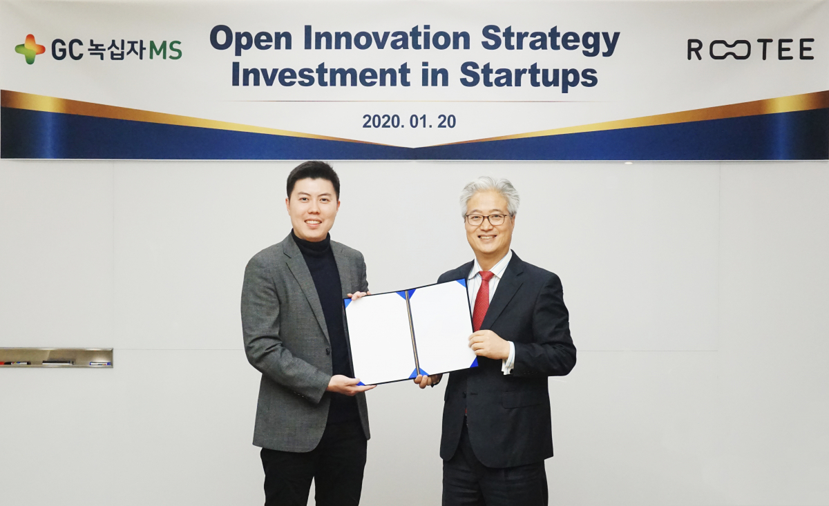 ▲안은억 GC녹십자엠에스 대표(오른쪽)와 국경민 루티헬스 대표가 지난 20일 경기도 용인 GC녹십자엠에스 본사에서 전략적 투자 협약을 체결한 이후 기념촬영을 하고 있다. (사진제공=GC녹십자엠에스)