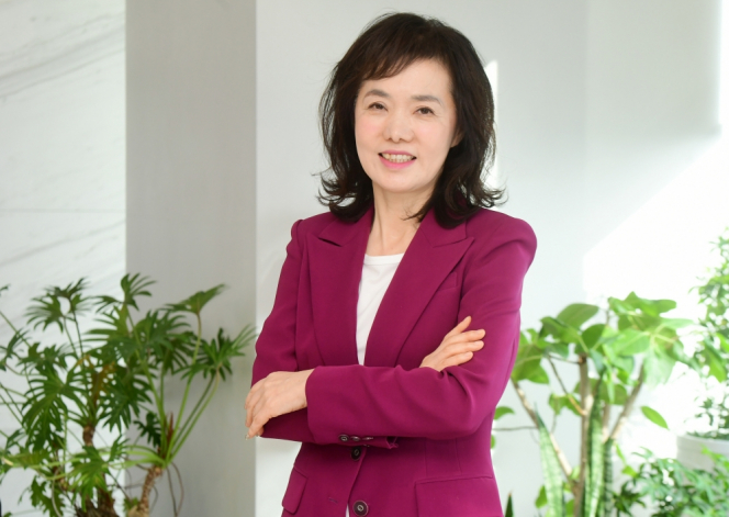 ▲이복실 세계여성이사협회 한국지부 회장이 20일 서울 강남구 강남파이낸스센터 사무실에서 이투데이와 인터뷰에 앞서 포즈를 취하고 있다. 고이란 기자 photoeran@ (이투데이DB)