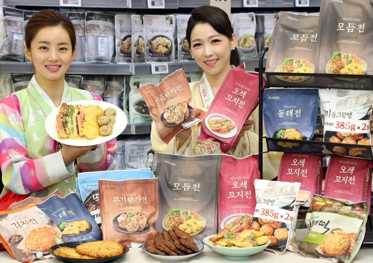 ▲21일 오전 이마트 용산점에서 모델들이 손 쉽게 조리하는 피코크 간편 제수 음식 제품들을 소개하고 있다.  (사진제공=이마트)