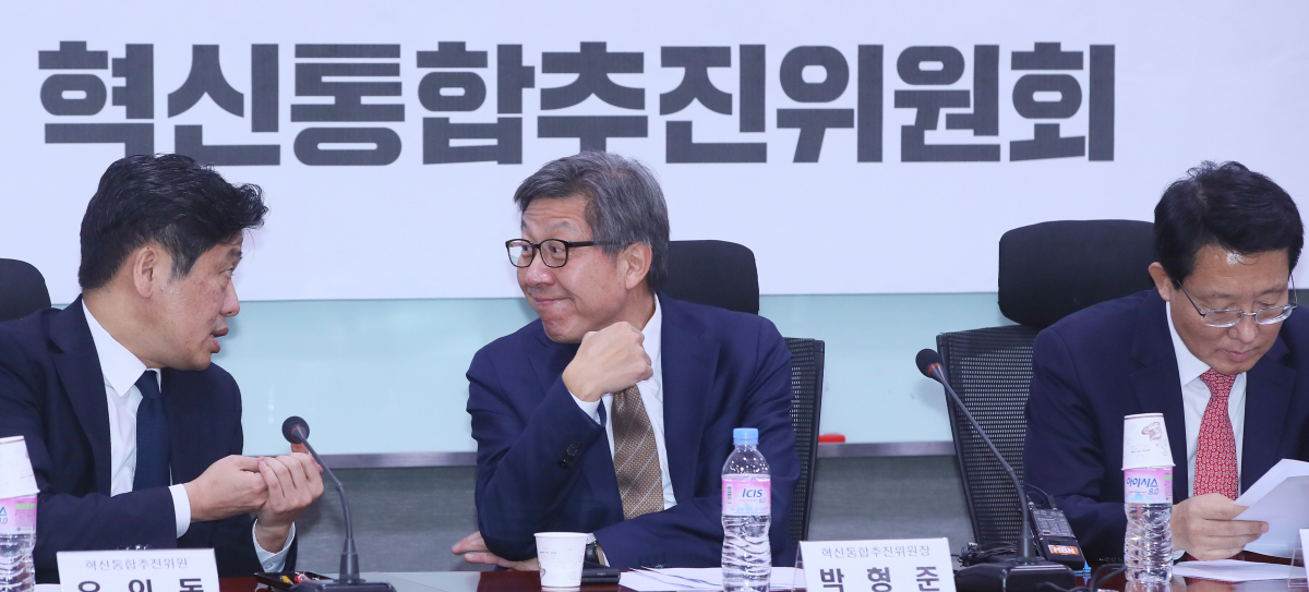 ▲혁신통합추진위원회 박형준 위원장(가운데)과 새로운보수당 유의동 공동대표(왼쪽)이 21일 국회 의원회관에서 열린 혁신통합추진위원회 회의에서 논의하는 동안 자유한국당 김상훈 의원이 자료를 보고 있다.   (연합뉴스)