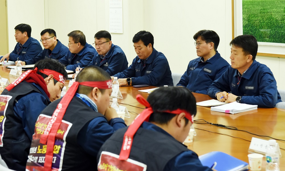 ▲마주 앉은 현대중공업 노사 임협 교섭 대표.  (연합뉴스)