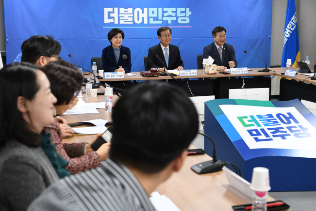 ▲더불어민주당 원혜영 공천관리위원장이 21일 오후 서울 여의도 당사에서 공천관리위원회 회의에 참석하고 있다. (연합뉴스)