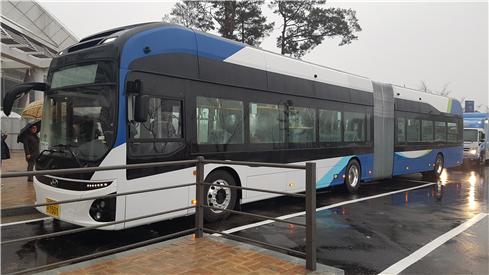 ▲23일부터 세종시에서 국내 처음으로 운행되는 전기굴절버스. (사진제공=국토교통부)