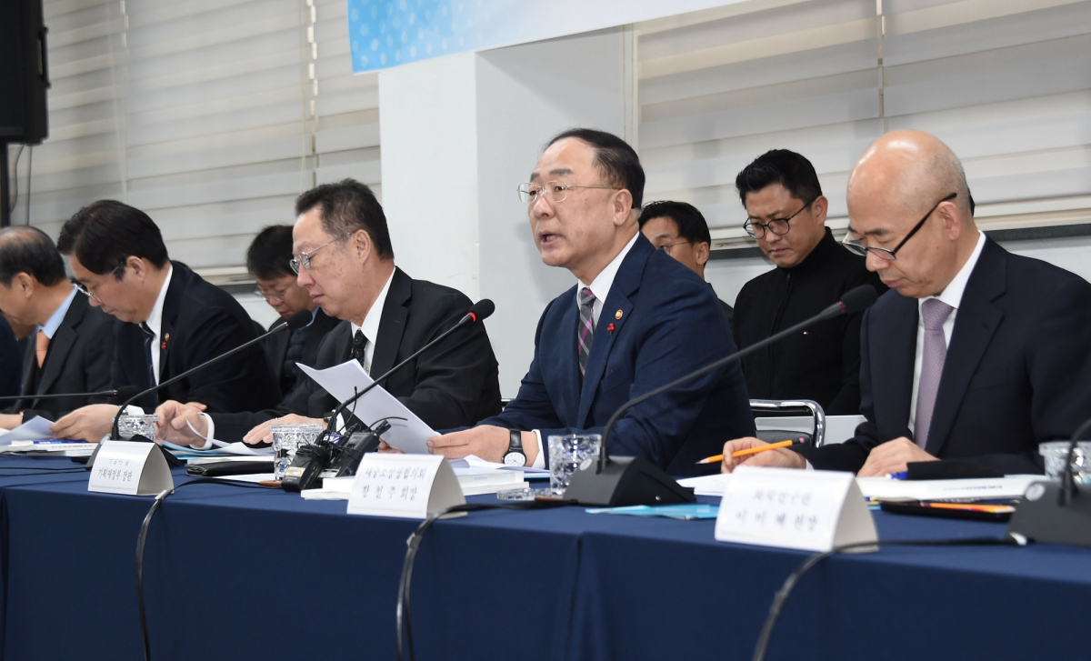 ▲홍남기 경제부총리 겸 기획재정부 장관이 22일 인천광역시 소재 경인양행에서 '제3차 소재.부품.장비 경쟁력위원회'를 주재하고 모두발언을 하고 있다. (사진제공=기획재정부)