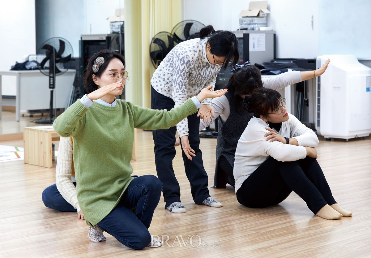 ▲워크숍을 통해 교육연극 활동에 필요한 신체 훈련과 내면 끄집어내기를 한다.(사진 오병돈 프리랜서 obdlife@gmail.com)