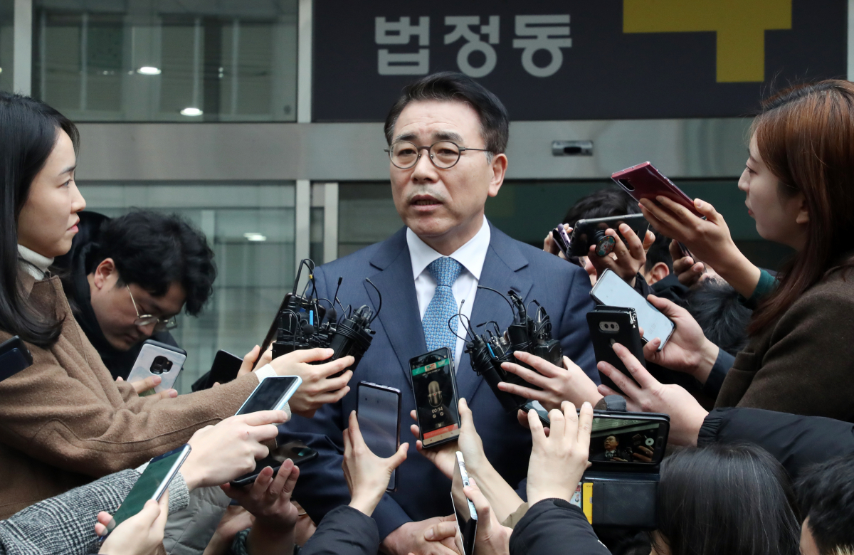 ▲신한은행 신입사원 채용 과정에 관여하고 점수를 조작했다는 의혹을 받는 조용병 신한금융지주 회장이 22일 서울 송파구 동부지법에서 열린 1심에서 징역 6개월에 집행유예 2년을 선고받고 법정을 나서며 질문에 답하고 있다.  (연합뉴스)