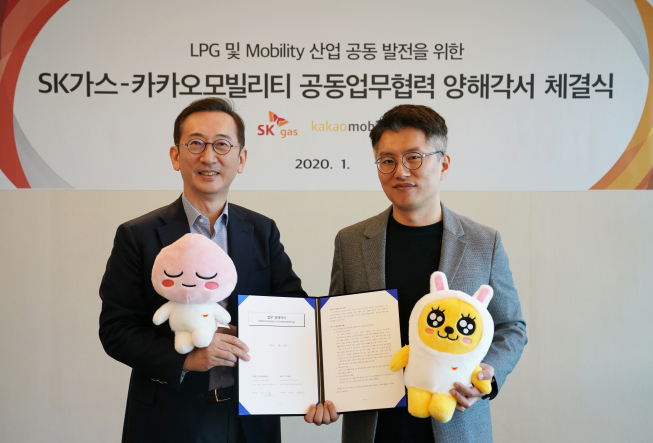 ▲SK가스 윤병석 사장(왼쪽)과 카카오모빌리티 류긍선 공동대표(오른쪽)가 21일 성남 판교 SK가스 본사(ECO HUB)에서 미래 모빌리티사업 협력 MOU를 체결했다. (사진제공=SK가스)