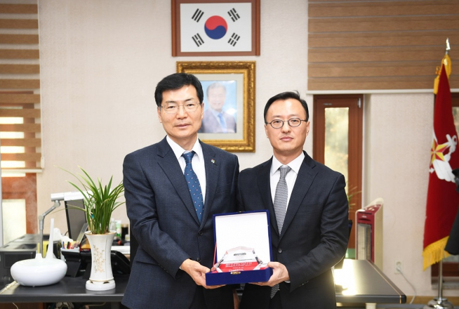 ▲엄홍석(왼쪽) 현대엔지니어링 커뮤니케이션실장이 지난 21일 국립서울현충원 봉사활동 우수단체 감사패를 수상한 뒤 양섭 국립서울현충원장과 기념촬영을 하고 있다. (현대엔지니어링)