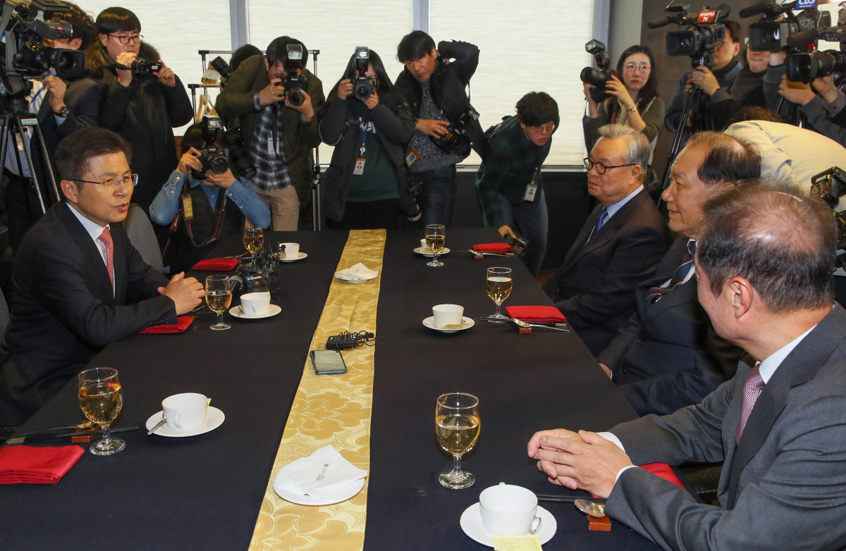 ▲자유한국당 황교안 대표가 22일 서울 여의도 한 음식점에서 가진 전직 당 대표 및 비상대책위원장들과 오찬 모임에서 인사말하고 있다. 왼쪽부터 황 대표, 인명진 전 비대위원장, 황우여 전 대표, 김병준 전 비대위원장.  (연합뉴스)