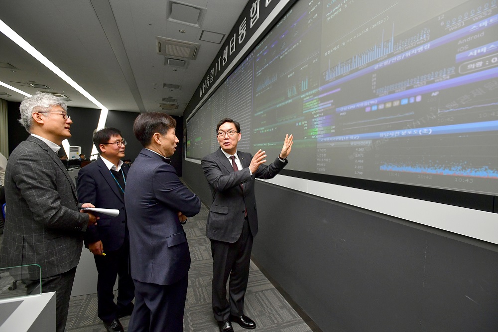 ▲이대훈 NH농협은행장(오른쪽)이 21일 설 연휴를 앞두고 경기도 의왕시에 있는 NH통합IT센터를 방문해 비상대응체계를 점검하고 있다. (사진제공=NH농협은행)