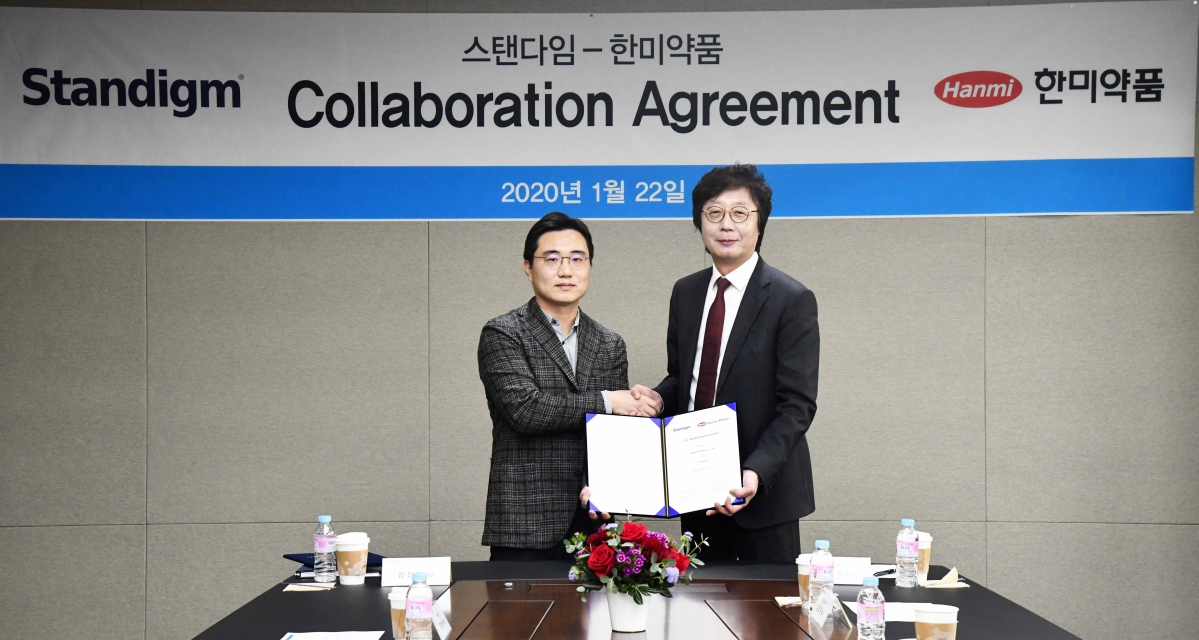 ▲22일 한미약품 본사에서 권세창 한미약품 사장(오른쪽)과 김진한 스탠다임 대표가 공동연구 계약에 서명한 뒤 악수하고 있다. (사진제공=한미약품)