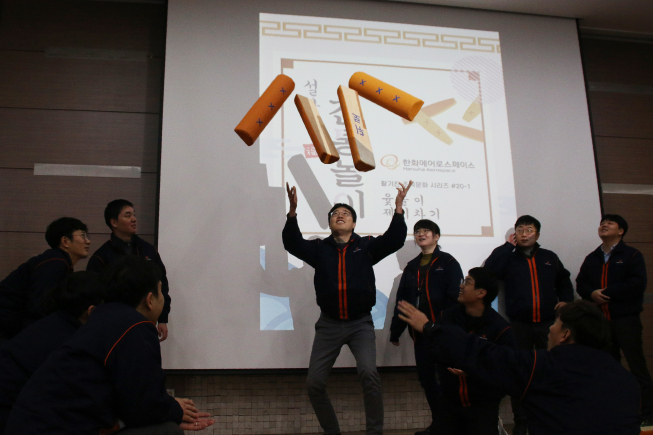 ▲'설 맞이 민속놀이 행사'에 참가한 한화에어로스페이스 아산사업장 임직원들이 윷놀이를 하고 있다. (사진제공=한화에어로스페이스)