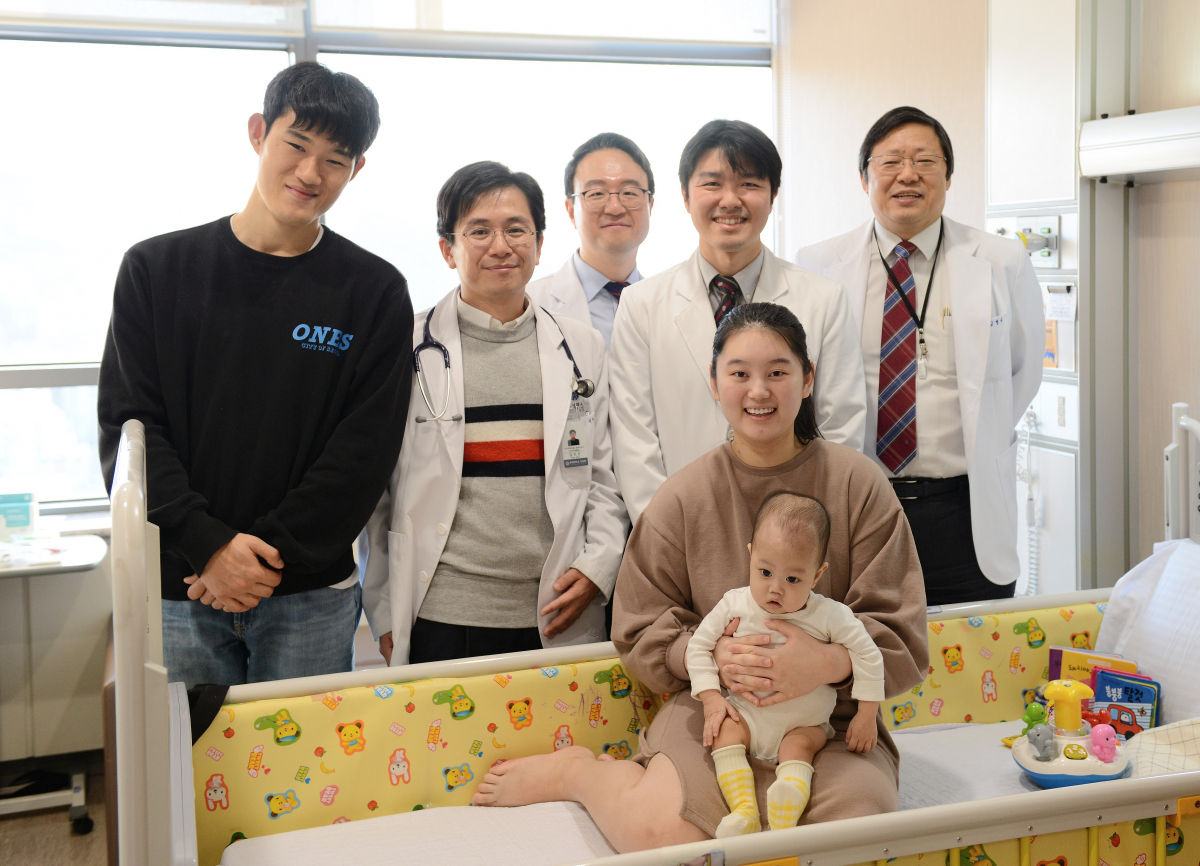 ▲퇴원을 앞두고 건강을 회복한 석준서군과 의료진이 기념촬영을 하고 있다. (왼쪽부터) 석대호(부), 소아감염면역과 강지만 교수, 소아 소화기 영양과 고홍 교수, 이식외과 인경·김명수 교수, 박연주(모), 석준서군 (세브란스병원 )