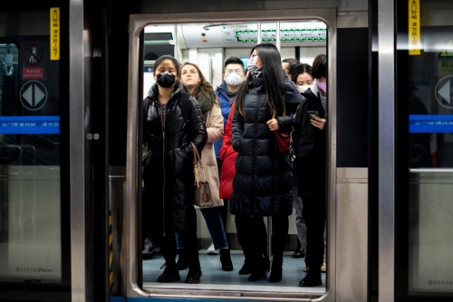 ▲중국 베이징에서 마스크를 쓴 시민들이 22일(현지시간) 전철에 탑승해 있다. 베이징/TASS연합뉴스  
