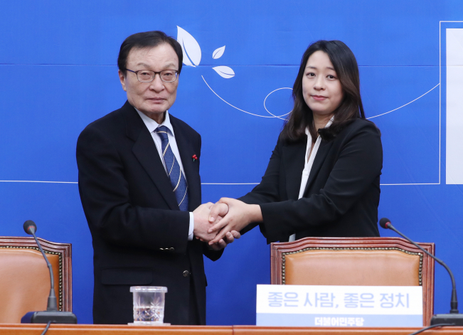 ▲더불어민주당 이해찬 대표가 23일 오전 서울 여의도 국회 당대표 회의실에서 12번째 영입인사인 태호 엄마 이소현씨와 악수하고 있다. 이소현씨는 2019년 5월 불의의 교통사고로 아들 태호군을 잃었고 이후 어린이 생명안전법안 개정을 정치권에 호소해온 '정치하는 엄마들' 중 한 명이다. (연합뉴스)