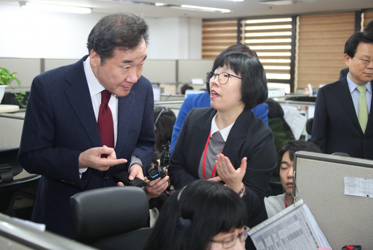 ▲이낙연 전 국무총리가 23일 오전 서울 용산구 농협 고객행복센터를 방문, 콜센터 업무현장을 둘러보며 설명을 듣고 있다.