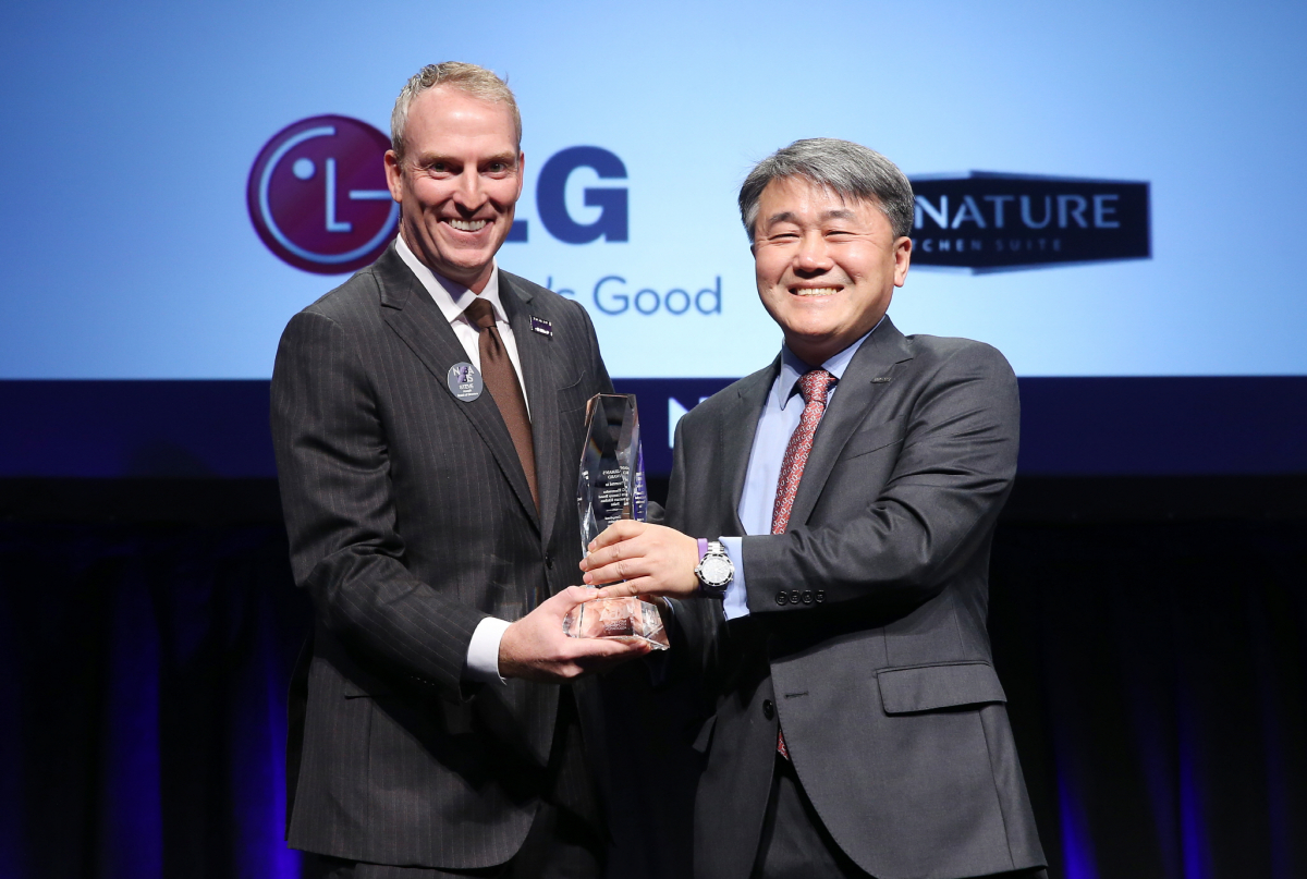 ▲LG전자 북미지역대표 겸 미국법인장 윤태봉 부사장이 현지시간 20일 美 라스베이거스 엔코어호텔에서 열린 시상식에서 미국주방욕실협회(NKBA) 스티브 조셉(Steve Joseph) 회장으로부터 '2020 미국주방욕실협회 회장상'을 수여받고 있다. (사진제공=LG전자)