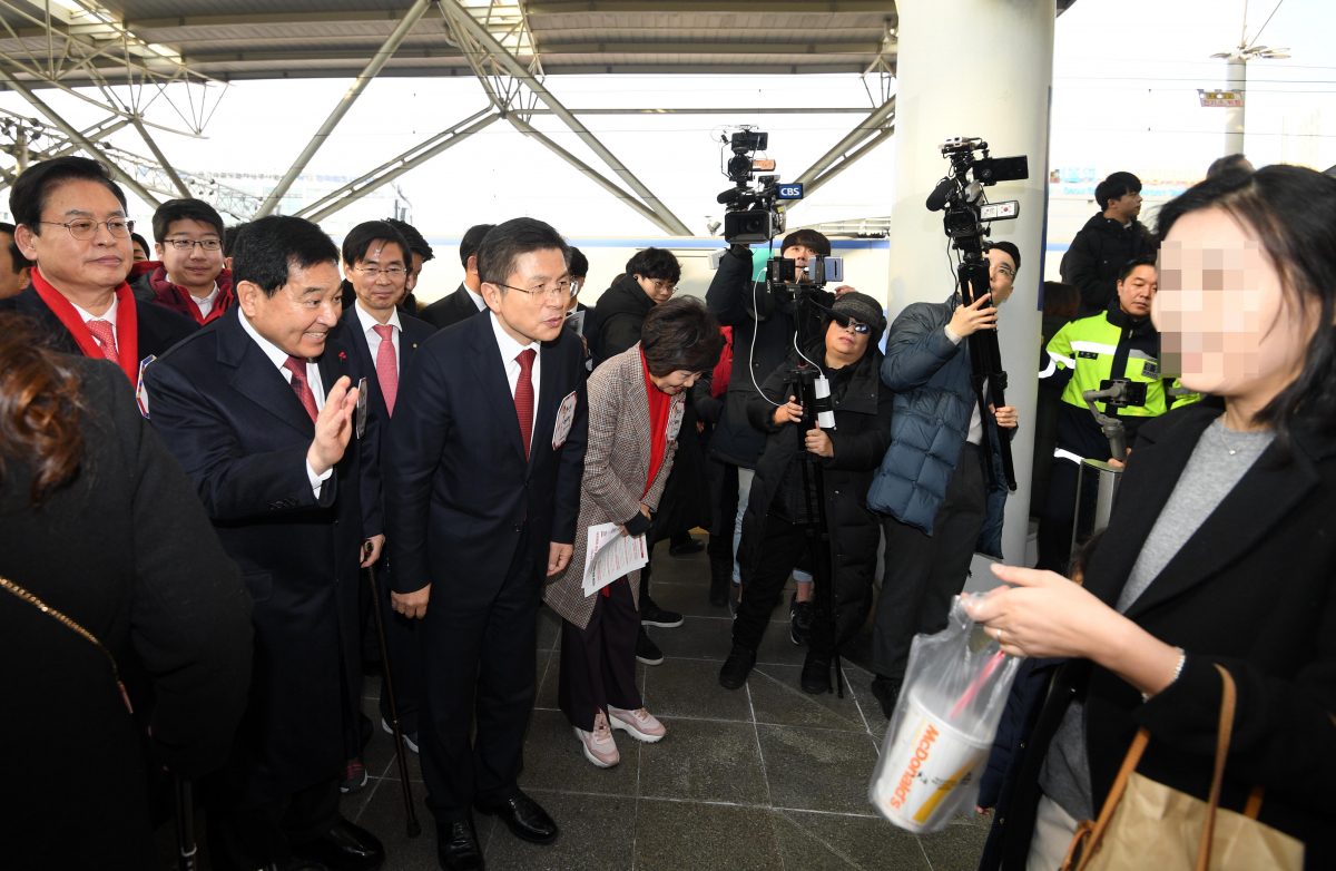 ▲자유한국당 황교안 대표가 23일 서울역에서 귀성객과 인사를 나누고 있다.  (연합뉴스)