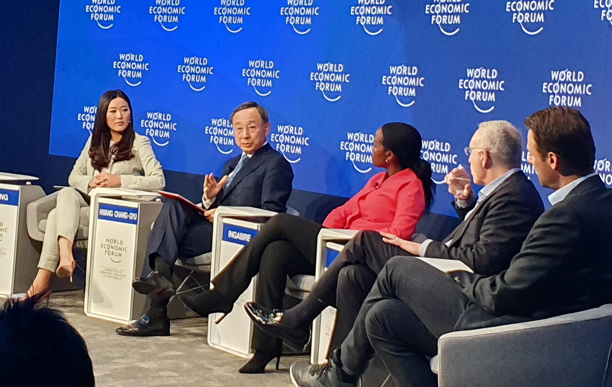 ▲황창규 회장(왼쪽 두번째)이 24일 열린 ‘차세대 디지털 시대를 위한 투자’를 주제로 한 세션에 패널로 참석해 토론하고 있다. (사진제공=KT)