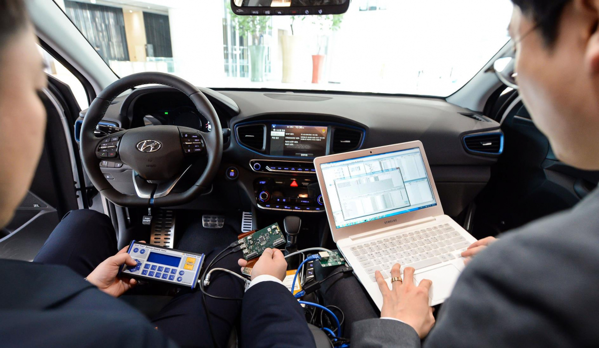 ▲무선 자동 업데이트가 확산하면 USB를 포함한 저장장치를 통해 내비게이션 지도 등을 업데이트하던 이전보다 시간과 비용을 절약할 수 있다. (출처=뉴스프레스UK)