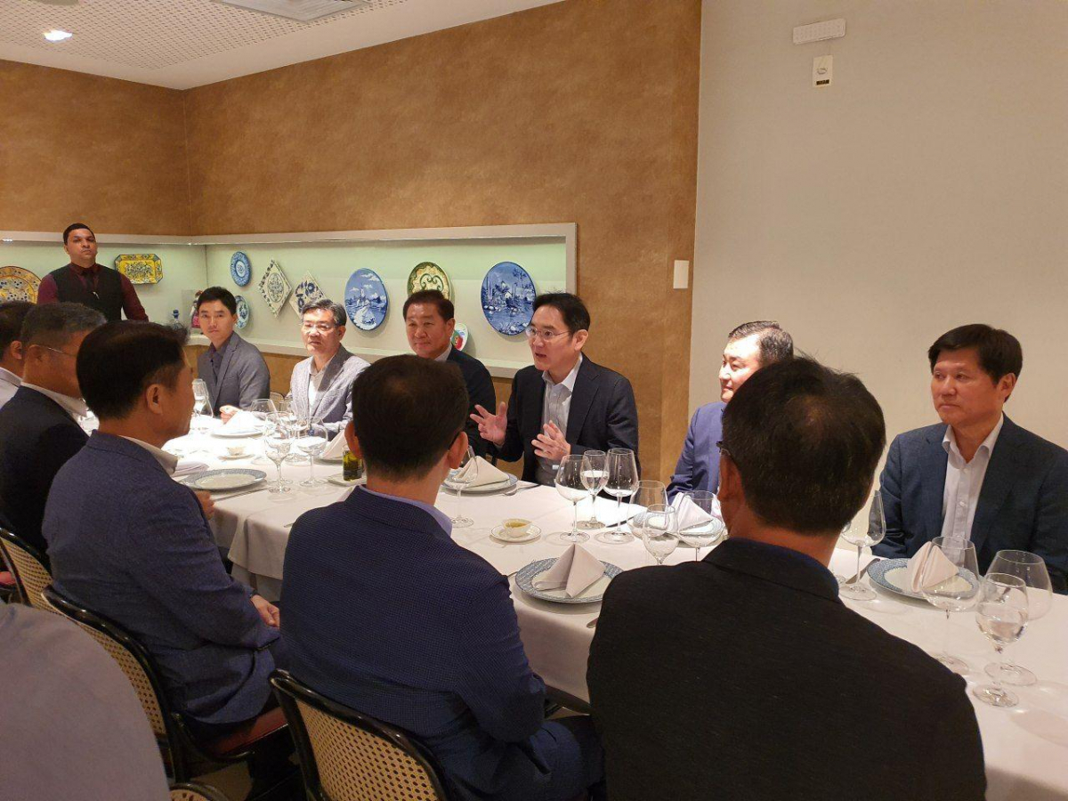 ▲이재용 삼성전자 부회장이 26일(현지시간) 브라질 현지 임직원들과 인사를 나누고 있다. 
 (사진제공=삼성전자)