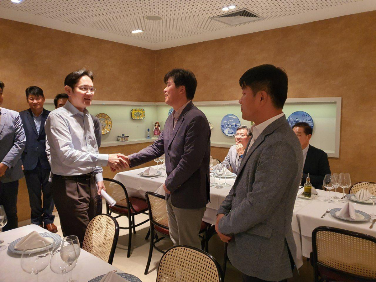 ▲이재용 삼성전자 부회장이 26일(현지시간) 브라질 현지 임직원들과 인사를 나누고 있다.  (사진제공=삼성전자)