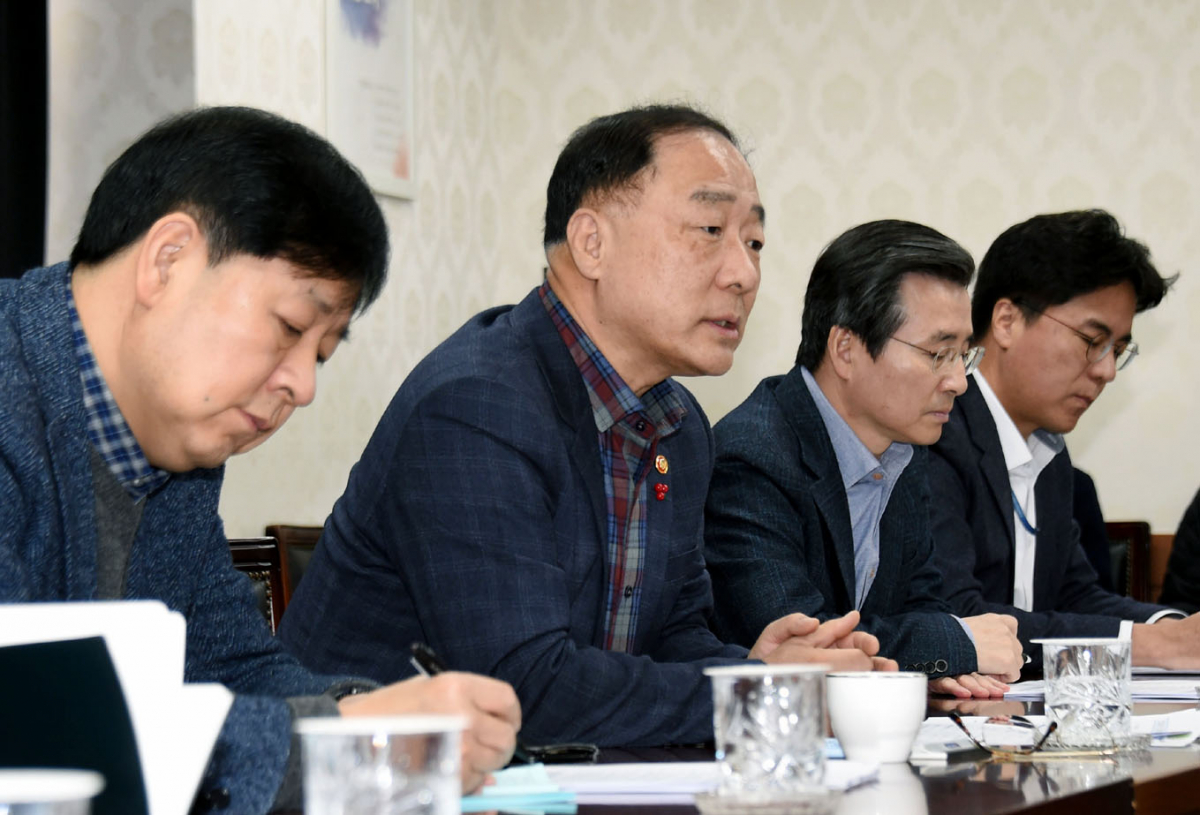 ▲ 홍남기 경제부총리 겸 기획재정부 장관이 27일 오후 서울 광화문 정부서울청사에서 열린 '신종 코로나바이러스 관련 긴급 간부회의'를 주재하고 있다. (연합뉴스)