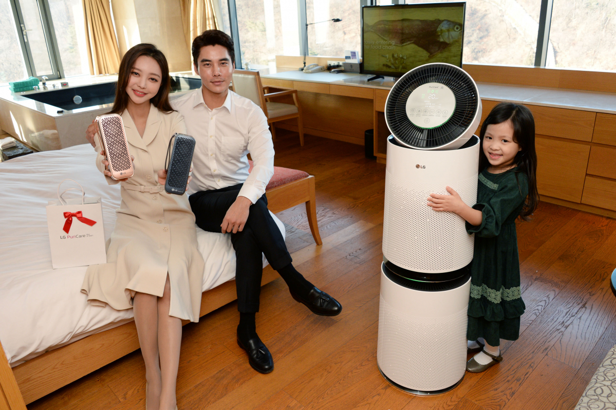 ▲LG전자와 반얀트리 클럽 앤 스파 서울은 이달 29일부터 내달 29일까지 한 달 동안 프리미엄 객실인 ‘남산 풀 프리미어룸’ 10개실에 퓨리케어 360도 공기청정기를 설치하고 투숙객을 대상으로 ‘퓨리풀 패키지’ 상품을 운영한다.  (사진제공=LG전자)