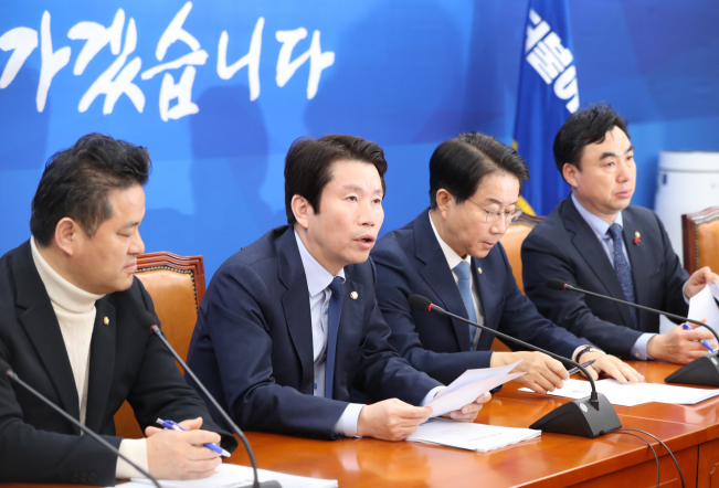▲더불어민주당 이인영 원내대표가 28일 오전 서울 여의도 국회에서 열린 원내대책회의에서 발언하고 있다.  (연합뉴스)