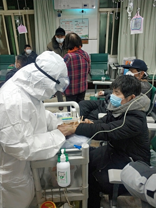 ▲중국 후베이성 우한에 있는 병원에서 시민들이 진료를 받고 있다. 우한/로이터연합뉴스  
