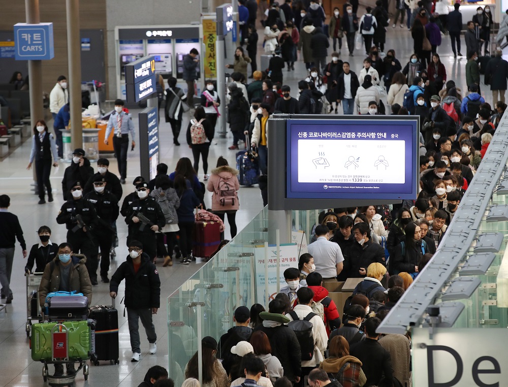 ▲28일 인천국제공항 출국장 전광판에 신종 코로나바이러스 감염증 관련 주의사항 안내문이 나오고 있다. (연합뉴스)