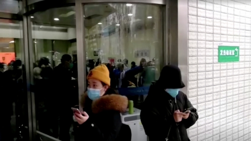 ▲중국 후베이성 우한에 있는 병원 밖에 시민들이 마스크를 쓴 채 서성이고 있다. 
 (로이터/연합뉴스)