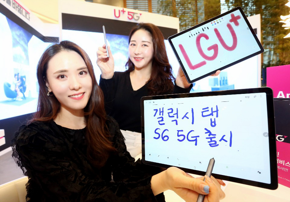 ▲LG유플러스는 30일부터 공식 온라인몰 ‘U+Shop’에서 삼성전자 ‘갤럭시 탭 S6 5G’의 판매를 실시한다고 29일 밝혔다. 5G 태블릿 PC가 출시되는 것은 이번이 처음이다. (LG유플러스 제공)