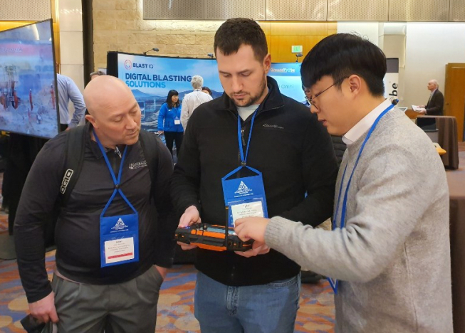 ▲(주)한화가 세계 최대 화약류 기술 컨퍼런스 'ISEE 2020'에 전시 참가했다. 참관객이 (주)한화가 지난해 새로 출시한 전자뇌관 ‘HiTRONIC-Ⅱ(하이트로닉2)’와 운용 시스템인 ‘HEBS-Ⅱ’ 대한 설명을 듣고 있다. (사진제공=(주)한화)