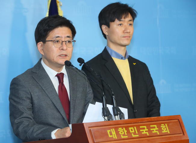 ▲정의당 박원석 정책위의장(왼쪽), 김병권 정의정책연구소장이 29일 국회 정론관에서 '최고임금법' 공약을 발표하고 있다. (연합뉴스)