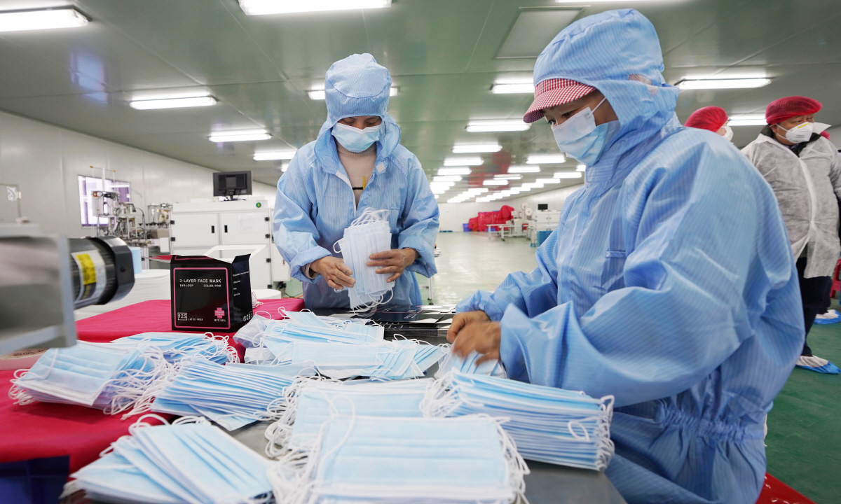 ▲중국 우한의 한 공장에서 28일(현지시간) 근로자들이 마스크 생산에 여념이 없다. 우한/신화연합뉴스