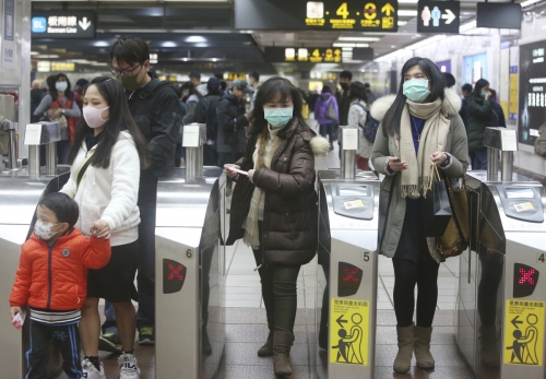 ▲신종 코로나바이러스 2차 감염이 확인된 대만의 지하철에 마스크를 쓴 시민이 보인다. 타이베이/AP연합뉴스 
