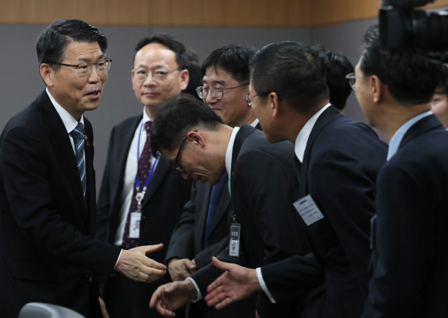 ▲은성수 금융위원장이 29일 오후 정부서울청사 금융위원회에서 열린 여신전문금융회사 CEO 간담회에서 참석자들과 인사를 나누고 있다. (연합뉴스)