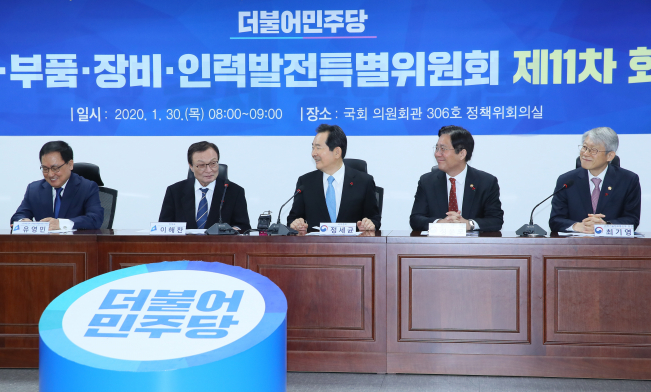 ▲더불어민주당 유영민 소재부품장비인력발전특별위원장(왼쪽부터), 이해찬 대표, 정세균 국무총리, 성윤모 산업통상자원부 장관, 최기영 과학기술정보통신부 장관이 30일 국회 의원회관에서 열린 민주당 소재부품장비인력발전특별위원회에서 이야기를 나누고 있다. (연합뉴스)