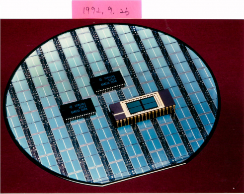 ▲삼성전자가 1992년 9월 세계 최초로 개발한 64메가 D램  (사진제공=삼성전자)