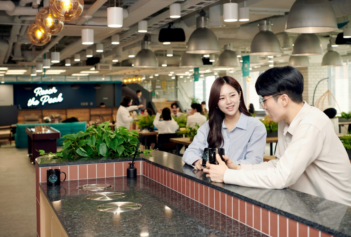 ▲플래그원 서울역캠프의 입주사 직원들이 팬트리에서 담소를 나누고 있다.