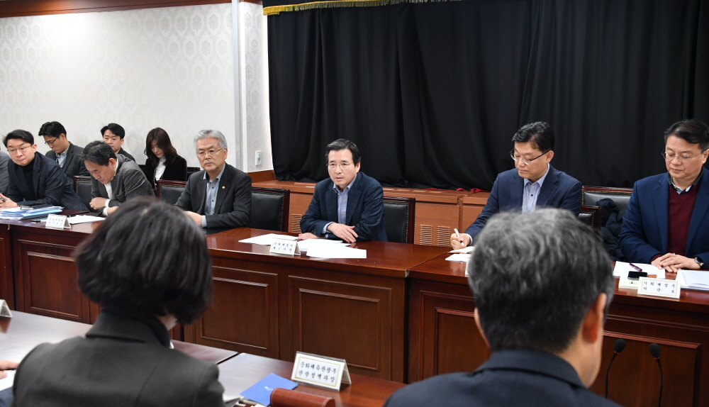 ▲김용범 기획재정부 1차관이 27일 서울 광화문 정부서울청사에서 열린 ‘확대 거시경제금융회의’를 주재하고 있다. (사진제공=기획재정부)