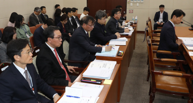 ▲ 30일 오전 국회에서 열린 보건복지위 전체회의에서 김강립 보건복지부 차관(오른쪽)을 비롯한 보건복지부, 질병관리본부 간부들이 출석해 신종 코로나바이러스 감염증 대응 관련 의원 질의를 듣고 있다.  (연합뉴스)