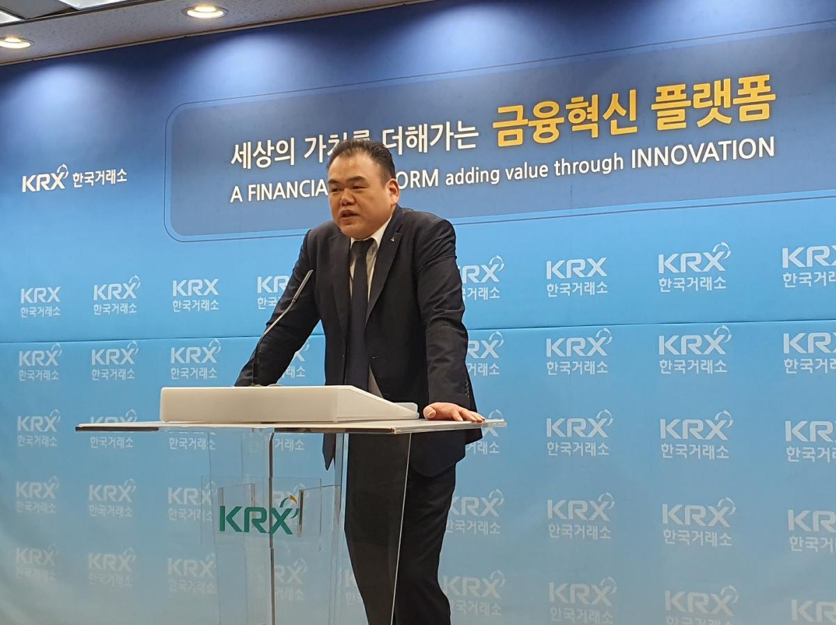 ▲김용구 하나금융투자 연구원이 30일 한국거래소에서 열린 기자간담회에서 발표하고 있다.  (이다원 기자 leedw@)