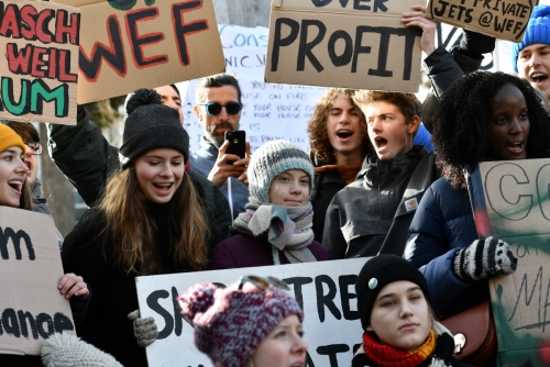 ▲스웨덴 청소년 환경운동가 그레타 툰베리(가운데)가 24일(현지시간) 스위스 다보스에서 열린 ‘미래를 위한 금요일(Fridays for Future)’ 집회에 참석해 ‘기후를 위한 학교 파업(Skolstrejk for klimatet)’이 적힌 푯말을 들고 있다.  (연합뉴스)